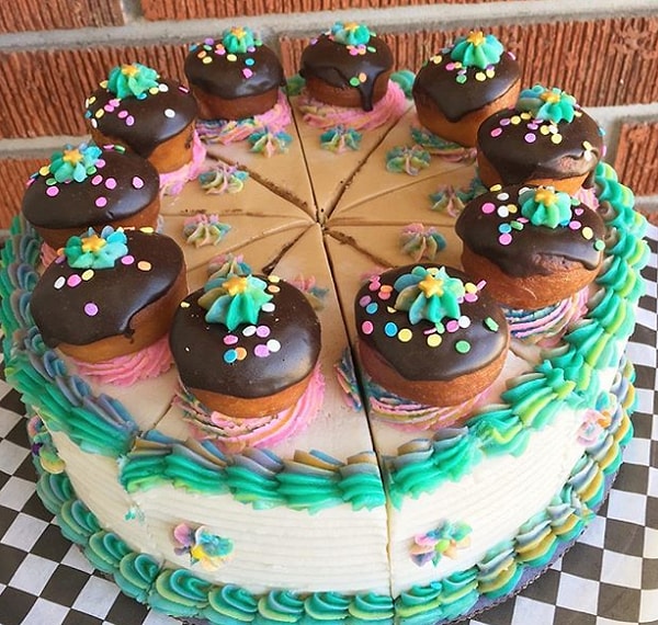 4. Думали, что круче пончиков ничего быть не может? А вот и нет! Ведь есть торт с 10 (!) пончиками сверху!!!😍