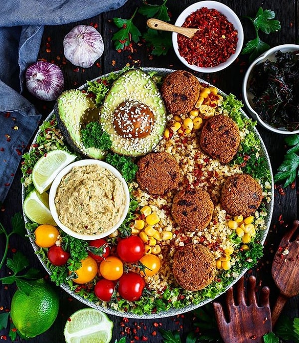 7. Фалафель, домашний хумус, авокадо, томаты, кукуруза... Такое невозможно не полюбить!