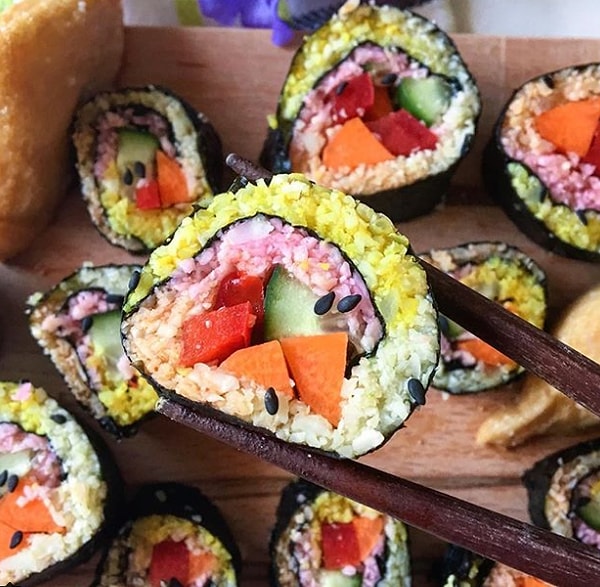 10. Как вам эти радужные суши? Здесь вместо обычного риса рис из цветной капусты, а также куркума, свёкла, огурцы, морковь и паприка.