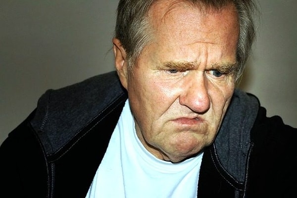 2. Хмурое выражение лица