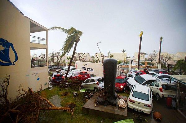 3. Yine Marigot'ta sahilde yer alan Hotel Mercure yakınlarında araçlar birbirinin üzerine yığıldı.