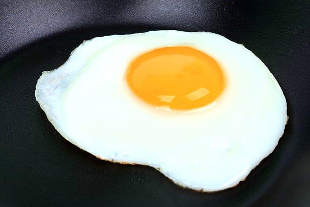 10. Yumurtayı kısık ateşte pişirerek kurulaşıp lastik gibi olmasını önleyebilirsiniz. 🍳