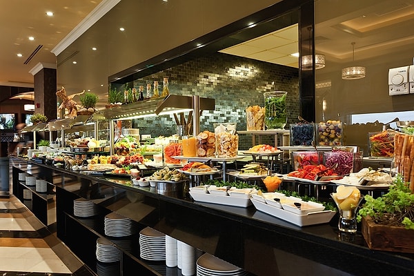 8. Вы пришли завтракать в кафе со шведским столом. На какую из этих будет похожа ваша тарелка?