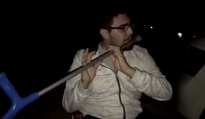 Kanseri Yendikten Sonra Koltuk Değneklerinden Flüt Yapan Adam