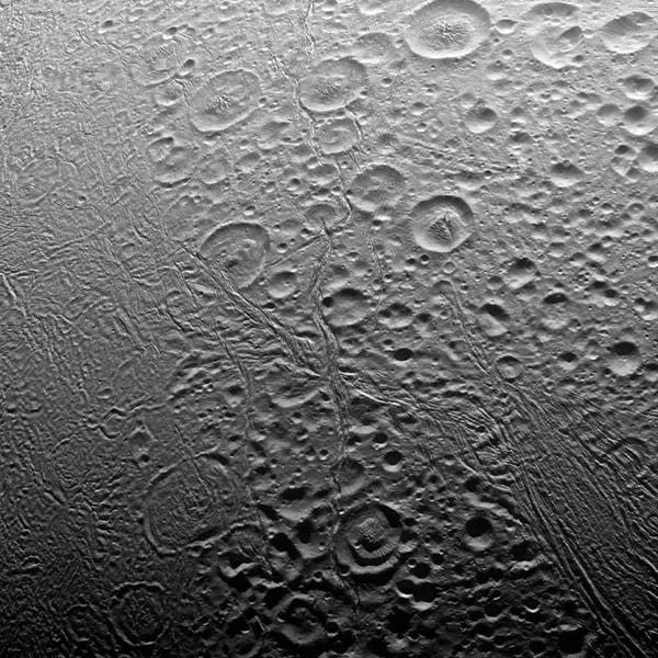 16. Cassini'den gelen fotoğraflar sayesinde Enceladus'un kuzey bölümünün kraterlerle dolu olduğu ortaya çıktı.