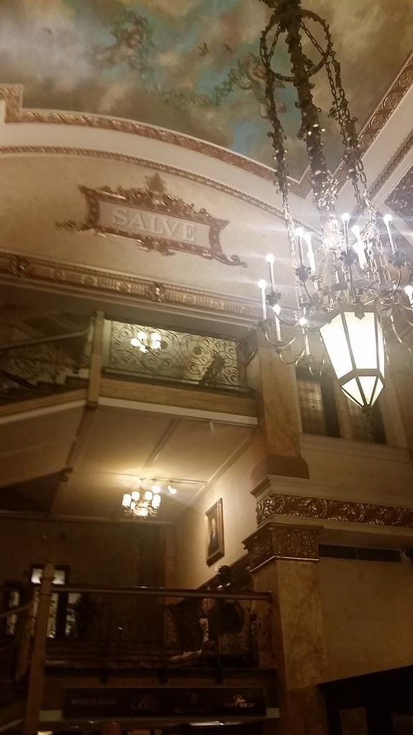 8. Подозрительные стуки в дверь в The Pfister Hotel, Милуоки, штат Висконсин, США