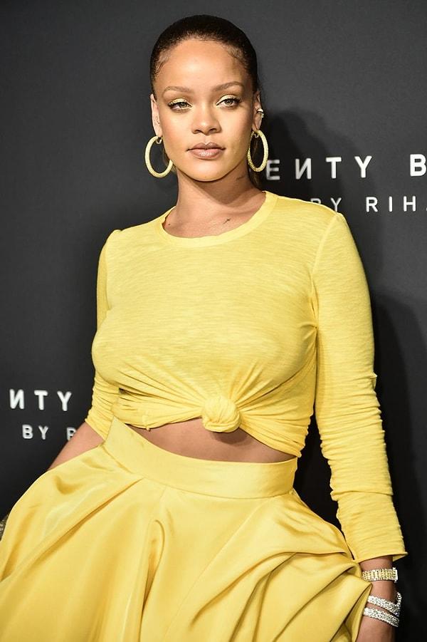 Markanın lansman gecesinde giydiği kıyafetle güneş gibi parlayan Rihanna, başarısının haklı gururunu yaşıyordu.