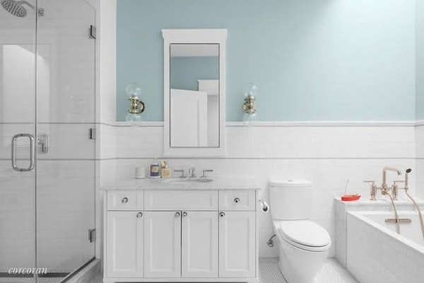 4. Как вы думаете, какой знаменитой парочке принадлежит эта ванная комната?