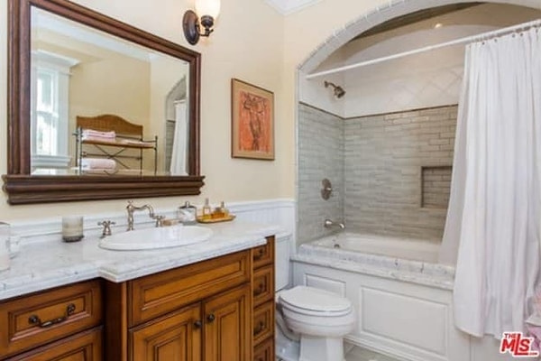 8. Чья эта выдержанная, но стильная ванная комната?