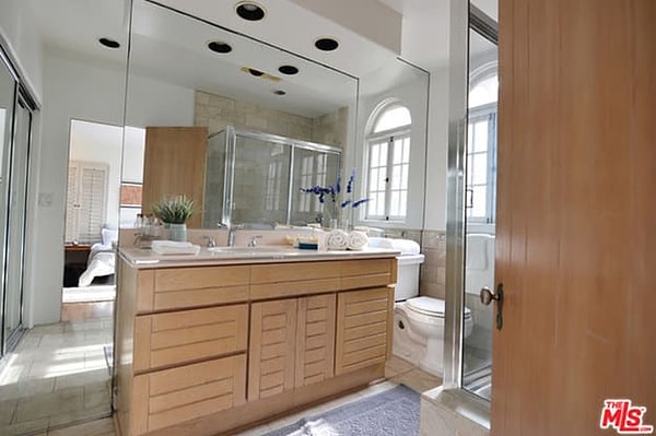 9. Кто смотрел замечательный сериал "Как я встретил вашу маму", поднимите руку 😉 Как думаете, какому актеру сериала принадлежит эта аккуратная ванная комната?