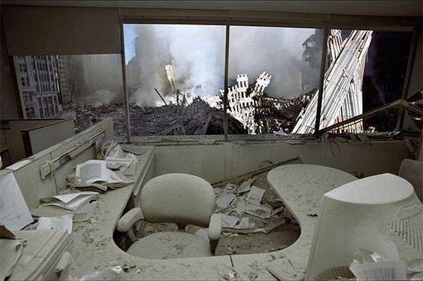 21. Джонатан Торговник вернулся  свой офис на следующий день после атаки.