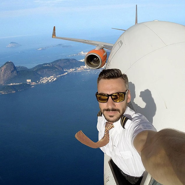 Brezilyalı pilot Daniel Centeno, adrenalinin sınırlarını zorluyor ve kokpitin dışından selfieler paylaşıyor.