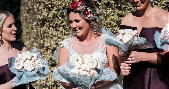 Такого букета больше ни у кого нет: Невеста выбрала для свадьбы пончики вместо цветов