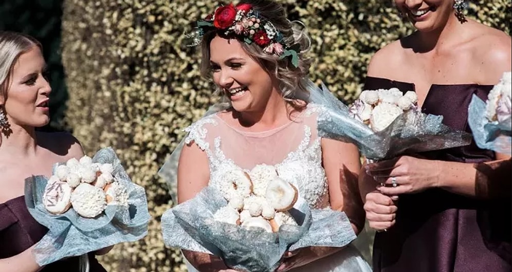 Такого букета больше ни у кого нет: Невеста выбрала для свадьбы пончики вместо цветов