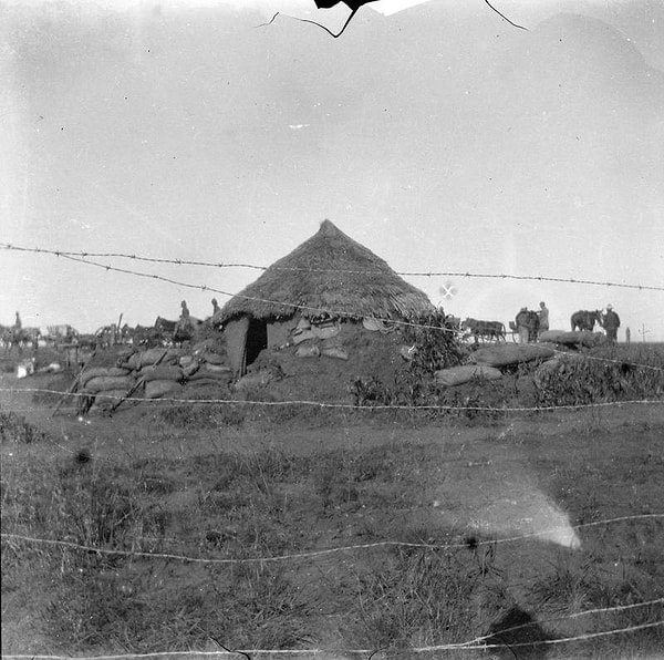 8. Южноафриканская деревня, обнесенная колючей проволокой и превращенная в концентрационный лагерь