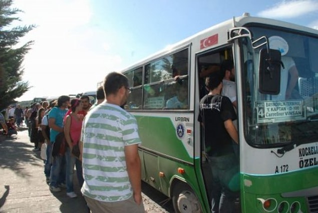 13. Halk otobüslerine binmek için uzuuun kuyruklar olur. Oturarak gitme kuyruğu ayrı, ayakta gitme kuyruğu ayrıdır.
