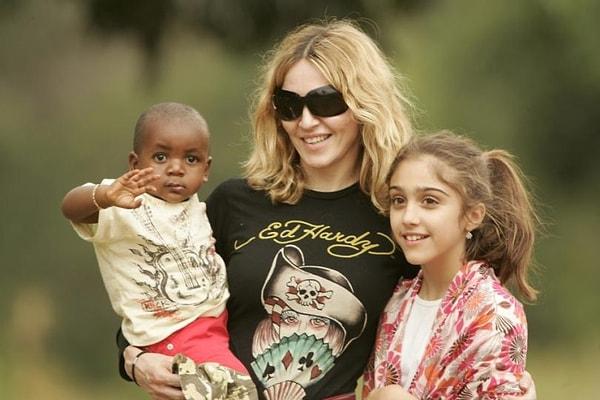 Madonna ise kızını son derece sıkı ve "gerçek dünyaya dönük" yetiştirdiğini her zaman gururla dile getiriyordu.