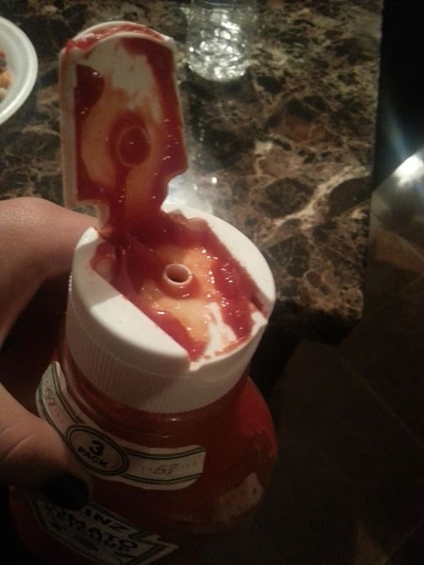 2. Тех, кто закрывает бутылки с кетчупом вот так: