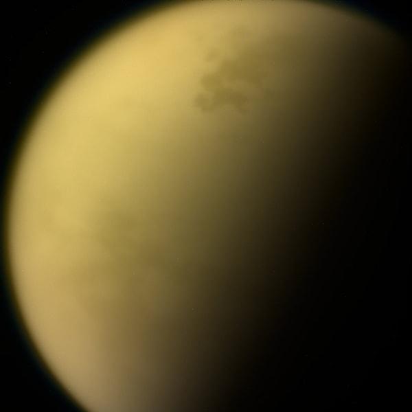 Cassini'nin son görevlerinden biri de Dünya'nın iki katı kadar daha kalın bir atmosfere ve hidrokarbon göllerine sahip uydu Titan'ı görüntülemek olmuş.
