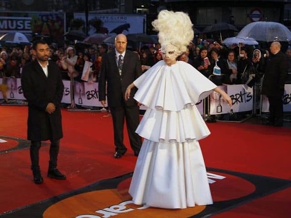 2. А теперь выберите наряд: