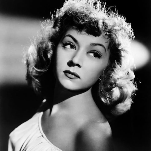 8. Американская актриса Глория Грэм подкладывала себе под верхнюю губу бумагу или вату, чтобы сделать её более пухлой.