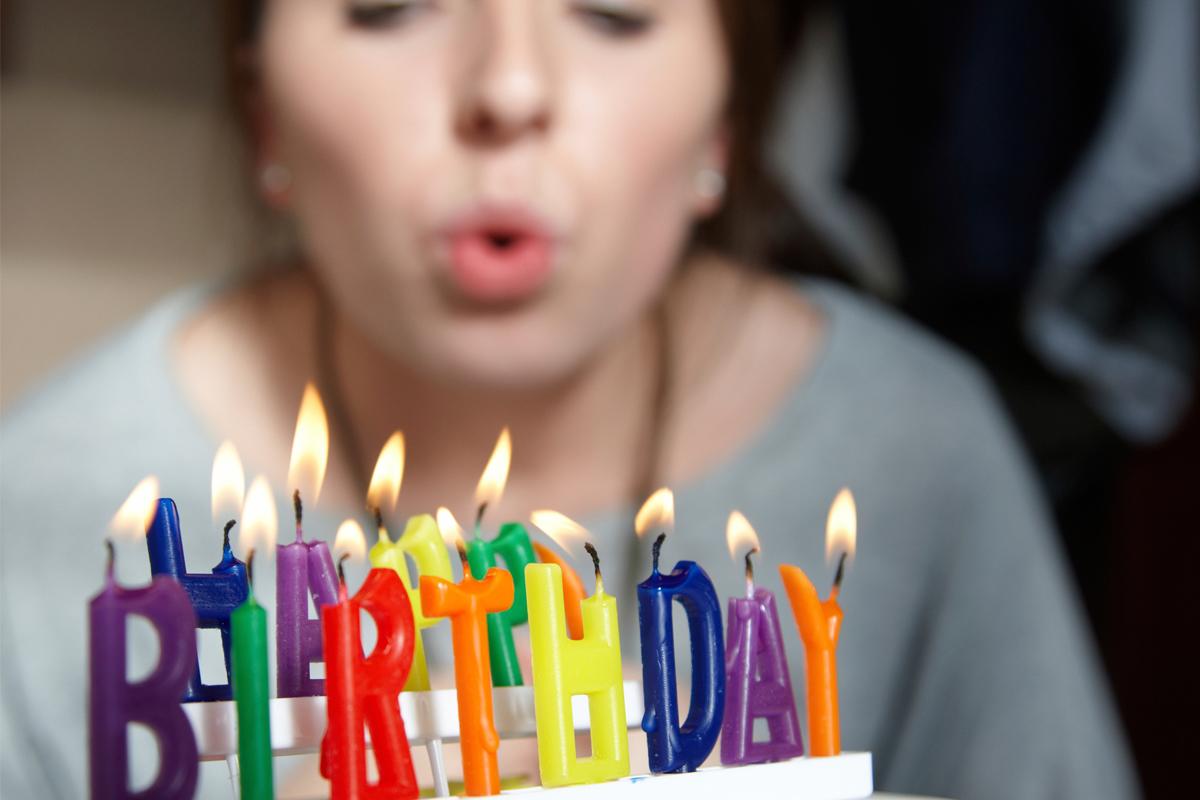 Примета заранее поздравлять с днем. Задувает свечи на торте. Свечи для торта. Свеча с днем рождения. Свеча в торт "с днем рождения".