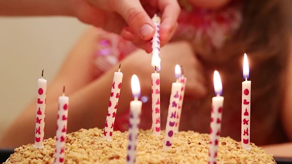 Чтобы доказать это, команда исследователей из Университета Клемсона в Южной Каролине нанесла слой айсинга на фольгу и поставила на него свечи. Чтобы стимулировать выработку слюны, они попросили участников съесть кусочек пиццы, а затем «задуть свечи».