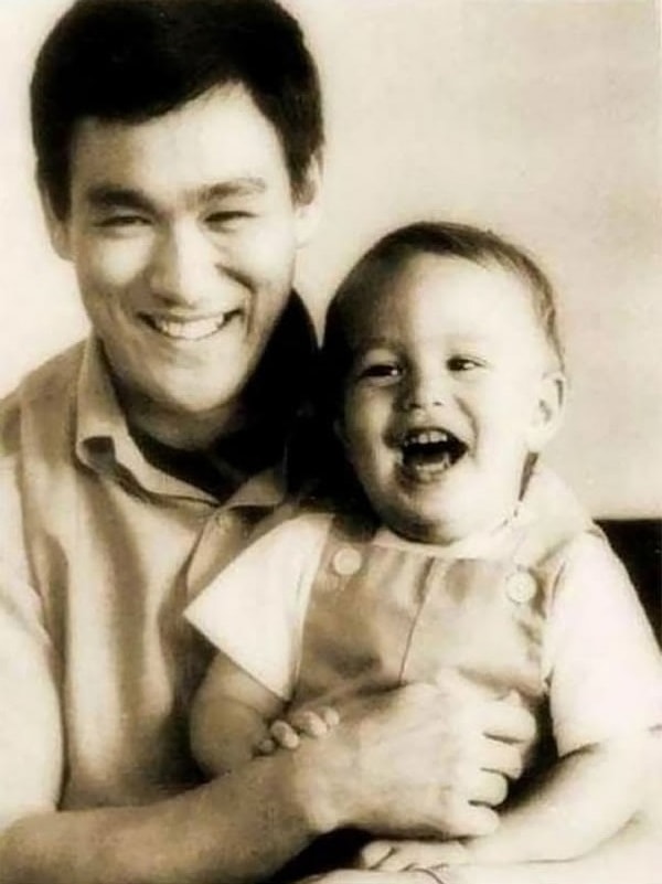 6. 1 февраля 1965 года у актера рождается первый ребенок - сын Брэндон Ли