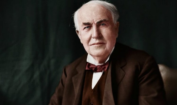 4. Люди считают, что Томасу Эдисону принадлежит множество изобретений, хотя на деле мало что из этого он придумал сам. На него работала небольшая команда людей, которым он платил гроши за идеи, которые позже патентовал и выдавал за свои собственные. Также он говорил, что у него нет формального образования, хотя это не так.