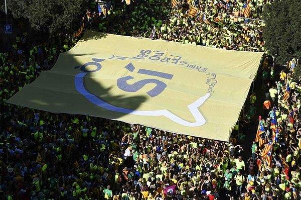 İspanya yönetiminin tepkisine rağmen 11 Eylül'de Barcelona'da yüz binlerce kişi referanduma destek vereceklerini belirten bir yürüyüş düzenlemişti.
