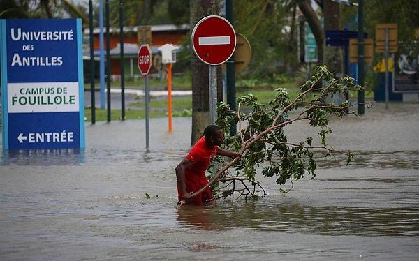 Guadeloupe'de yetkililer devam eden kasırganın kıyı bölgelerinde daha ciddi sel baskınlarına sebep olabileceğini açıkladı.