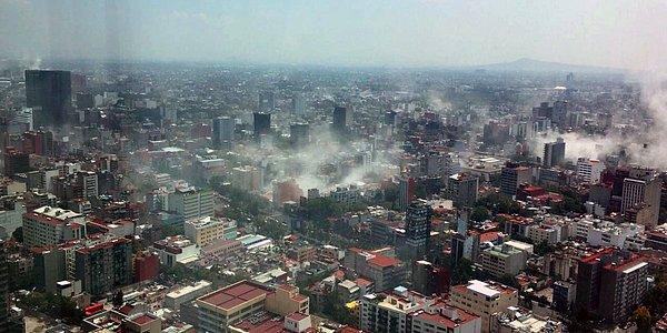 Deprem esnasında yıkılan binalardan yükselen toz bulutları görüntülenmiş.
