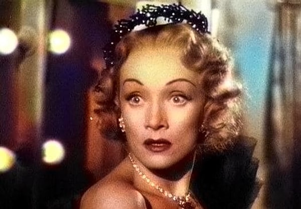 6. А на парик она сыпала настоящую золотую пыль.