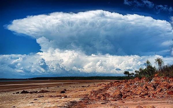 3. Avustralya'da Eylül-Mart aylarında neredeyse her öğleden sonra fırtına bulutları ortaya çıkıyor.