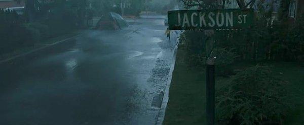 3. Romanda, Witcham ve Jackson sokağının kesişiminde Georgie'nin teknesi caddeden fırladığından bahsedilir ve bu ayrıntıyı filmde görürüz.