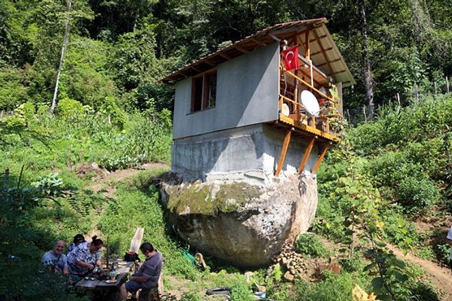Doğaya Dönüşün Bu Kadarı: Kentin Gürültüsünden Kaçıp Bir Kayanın Üzerine 16 Metrekare Ev Yapan Rizeli Vatandaş