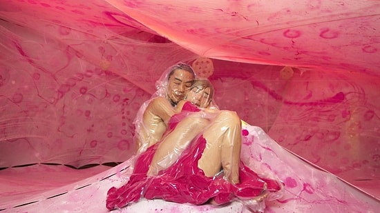 Düğün Fotoğrafçılığında Bambaşka Bir Boyut! Çiftleri Vakumlu Torbalarda Fotoğraflayan Sanatçı