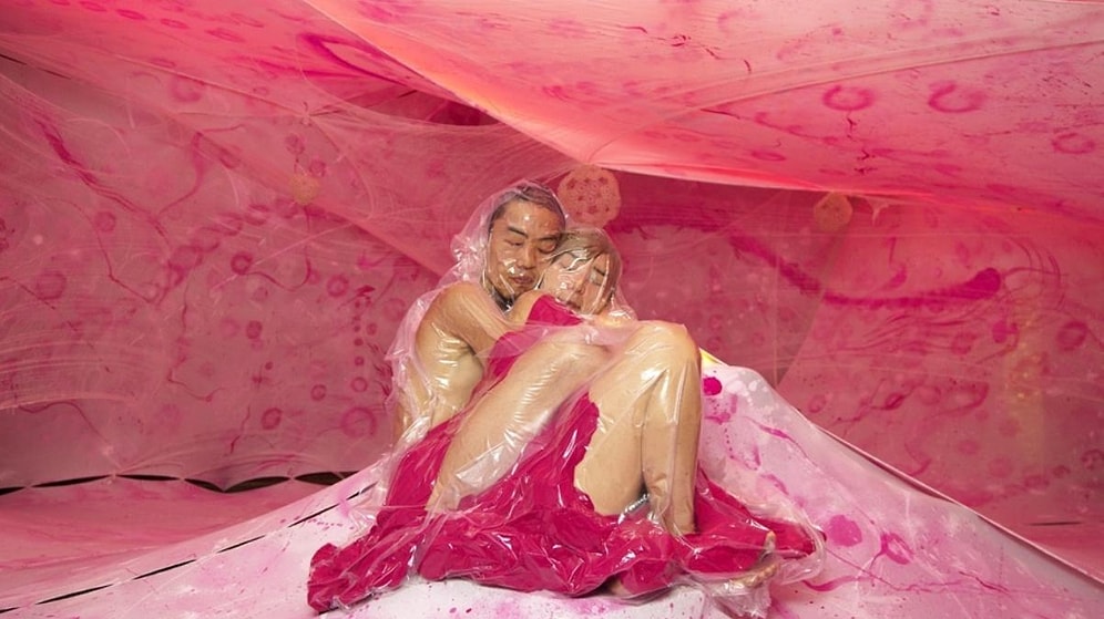 Düğün Fotoğrafçılığında Bambaşka Bir Boyut! Çiftleri Vakumlu Torbalarda Fotoğraflayan Sanatçı