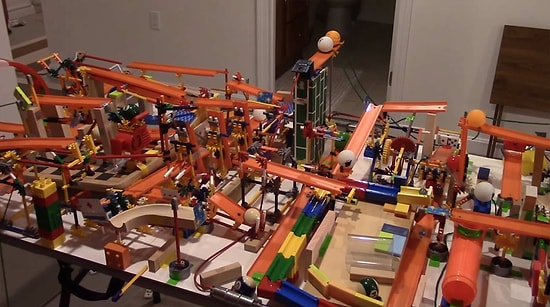 Bu Rube Goldberg Makinesini İzlerken Kaçınılmaz Tepkiniz 'Yok Artık' Olacak!