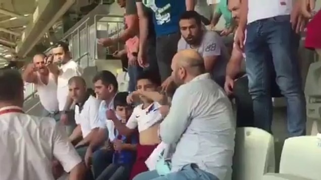 Son olarak ise Başakşehir - Trabzonspor maçında Trabzonspor forması giyen 2 çocuk taraftarın giydiği formalar zorla çıkartıldı.