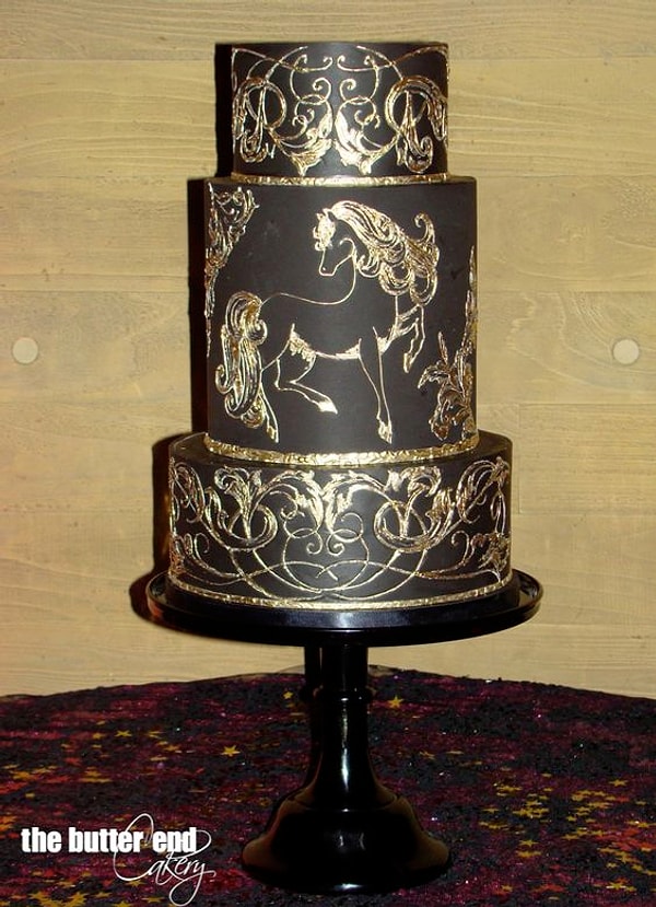 6. Бэйли, которая также создала черно-золотой торт для дня рождения звезды сериала "Теория большого взрыва" Кейли Куоко, вместо того, чтобы ориентироваться на прошлое, старается делать торты современными: часто это несколько ярусов необычной формы, простые, нередко металлические акценты, такие как медные листья или серебряные жемчужины.