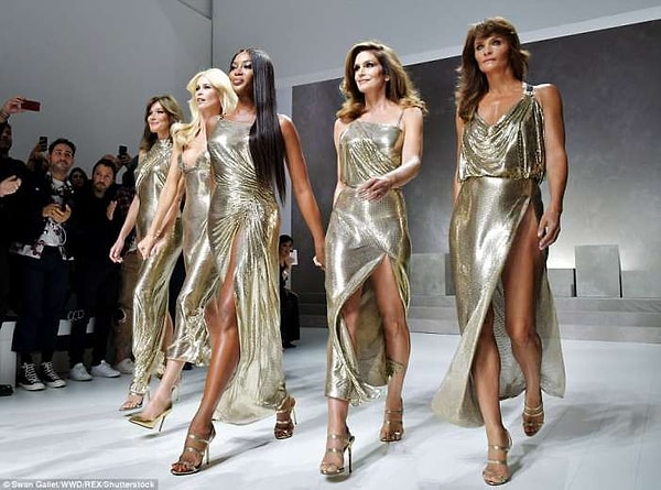 8. Легендарные супермодели 90-х предстали в ослепительных золотых платьях и потрясли всех присутствующих своей красотой.