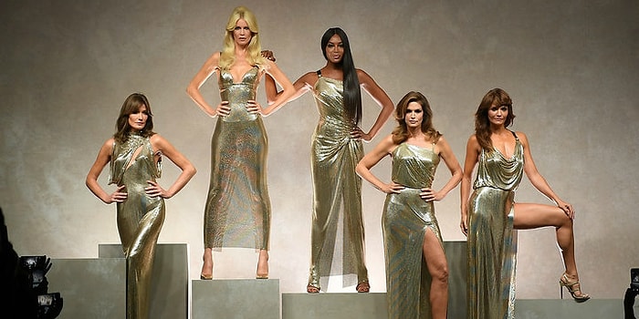 Эпическое воссоединение супермоделей 90-х на показе Versace