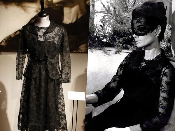 Hepburn'ün, 1966 yılında, "How to Steal a Million" filminde giydiği ikonikleşmiş siyah dantel elbisesi de açık artırmaya çıkacak parçalardan biri.