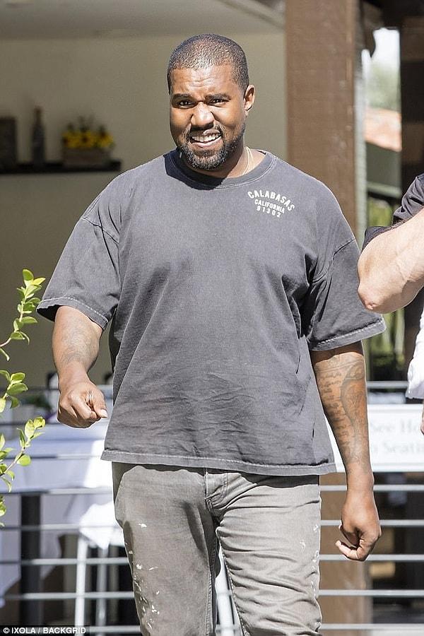 Normalde zenginlik abidesi olarak gezmesine alışkın olduğumuz Kanye, bu sefer kameralara sıradan bir t-shirt ve kot pantolonla yakalandı.