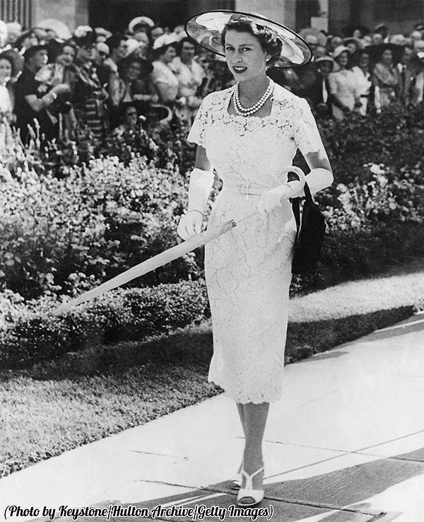 13. Kraliçe Elizabeth Avustralya'da bir havuz partisindeyken, 1957.