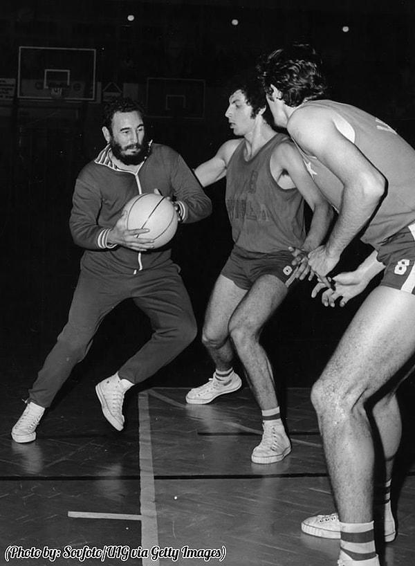 20. Ziyaret ettiği Polonya'da öğrencilerle basketbol oynayan Fidel Castro, 1972.