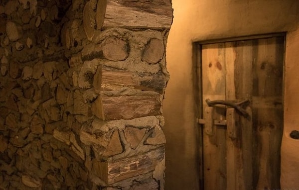 6. Перегородки внутри создавали при помощи технологии под названием "глиночурка". Это как укладывать дрова в поленницу, только чурки нужно предварительно перемешать с глиной. Затем перегородки дополнительно будут штукатуриться.