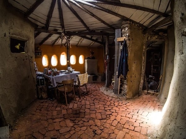 4. Дом Евгений строил вместе с другом - ребята купили два надела земли по 25 соток каждый. Денег не было совсем, зато было дикое желание и безмерный энтузиазм! На фундамент не тратились, а построили стены прямо на грунте.