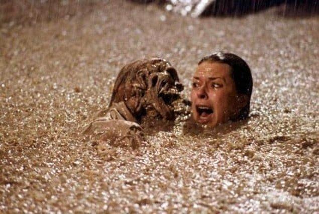 1. Poltergeist (Kötü Ruh) filminde havuz sahnesinde gördükleriniz gerçek insan iskeletiydi.